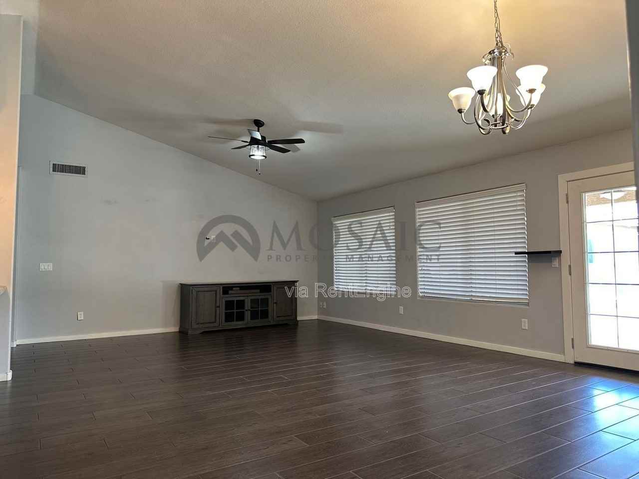 411 N Leoma Ln - Photo 7 of 25