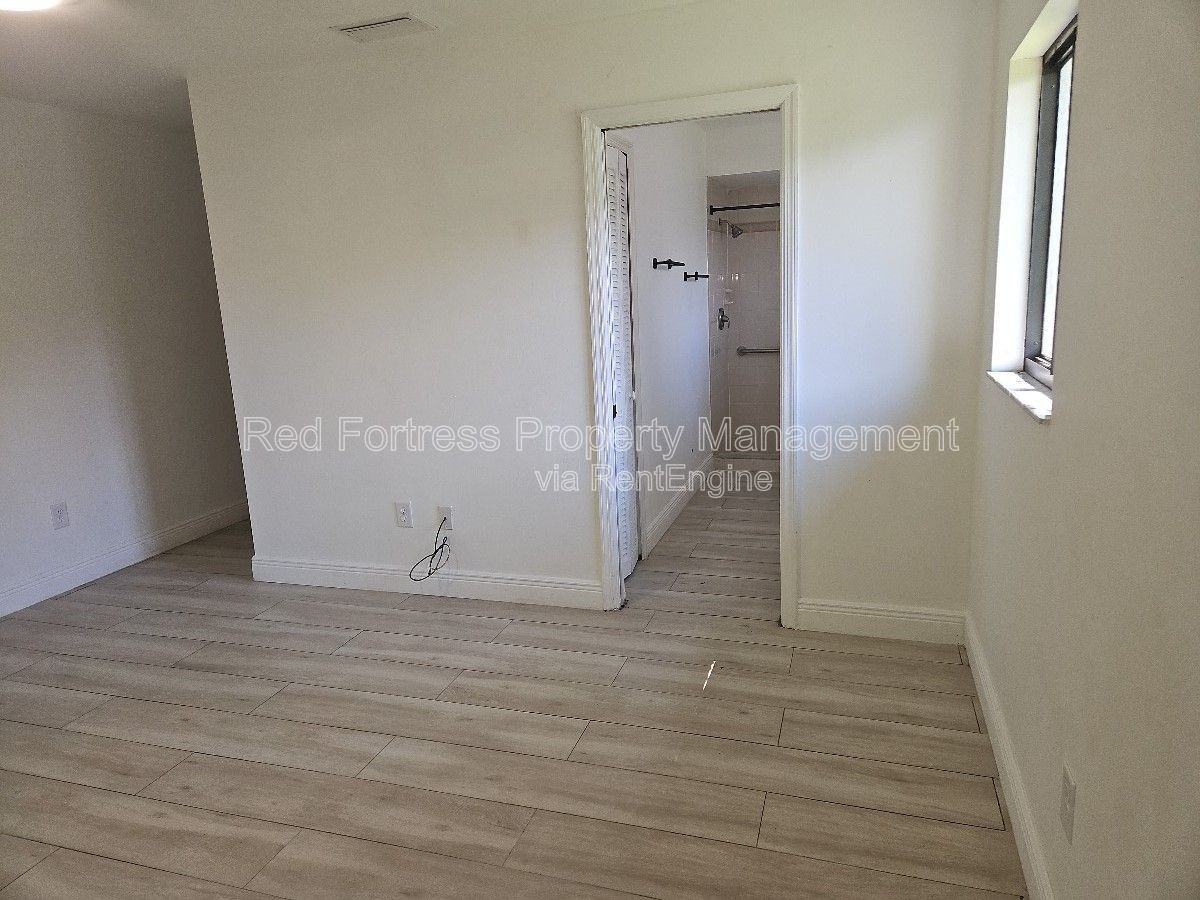 1420 Se 19th St - Photo 3 of 10