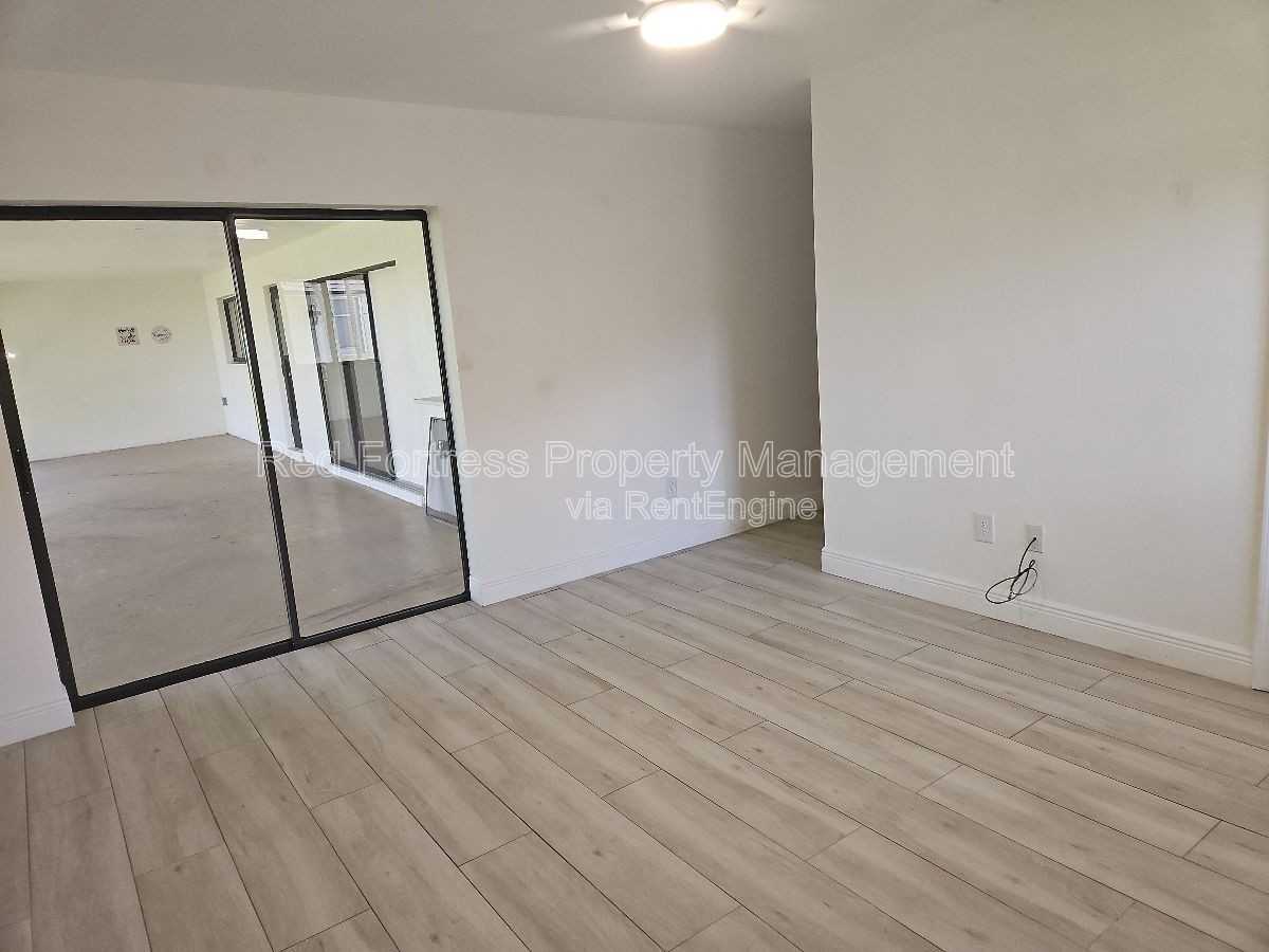 1420 Se 19th St - Photo 4 of 10