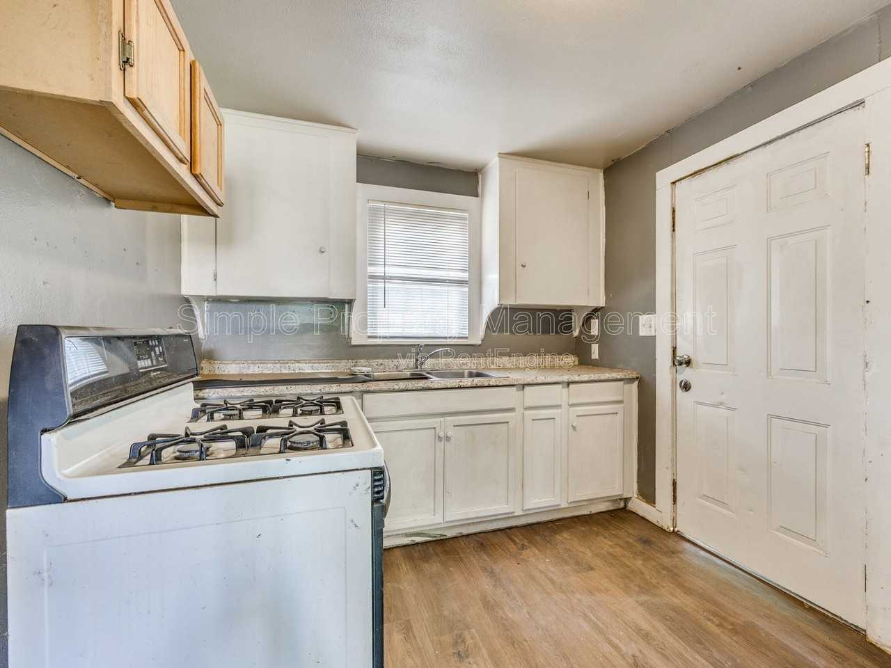 1524 1/2 Sw Binkley St - Photo 7 of 12