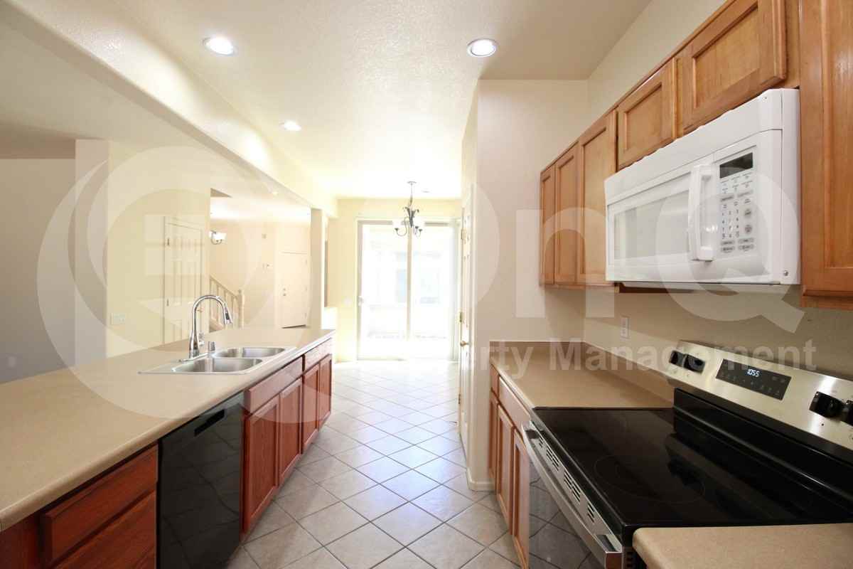 9120 W Hubbell St - Photo 3 of 30