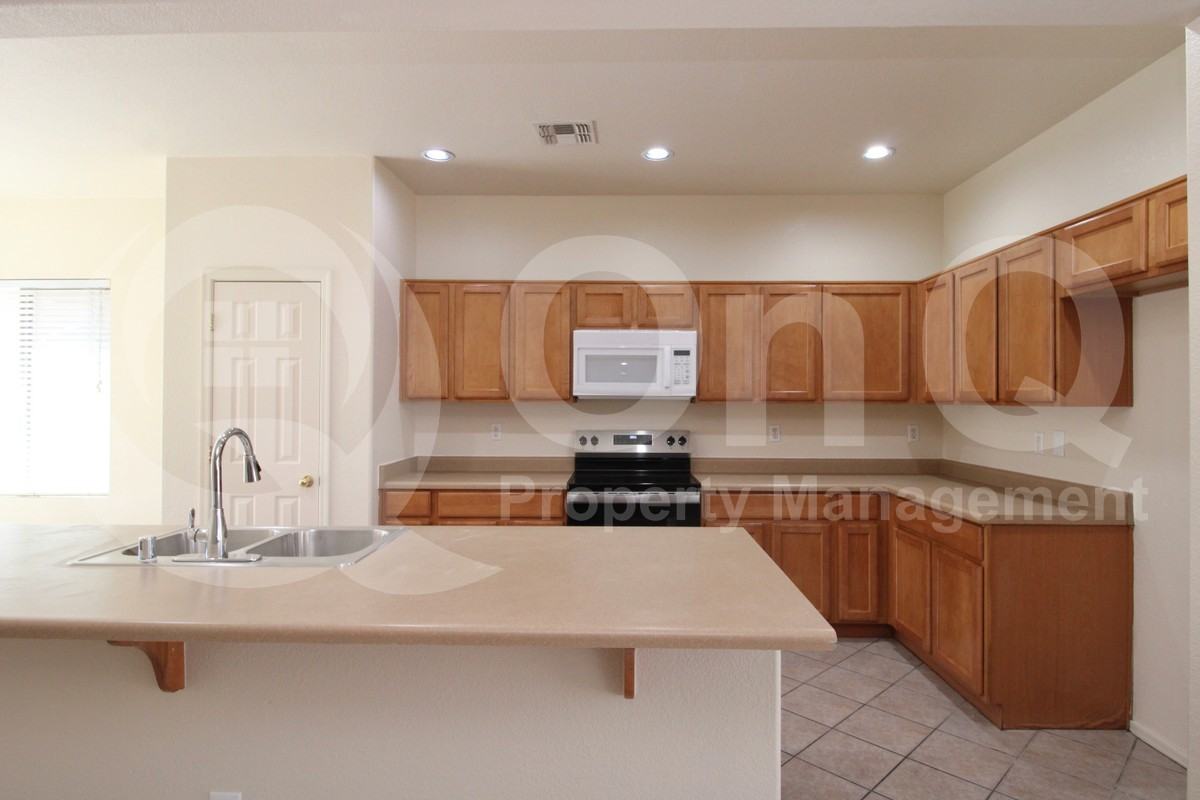 9120 W Hubbell St - Photo 4 of 30