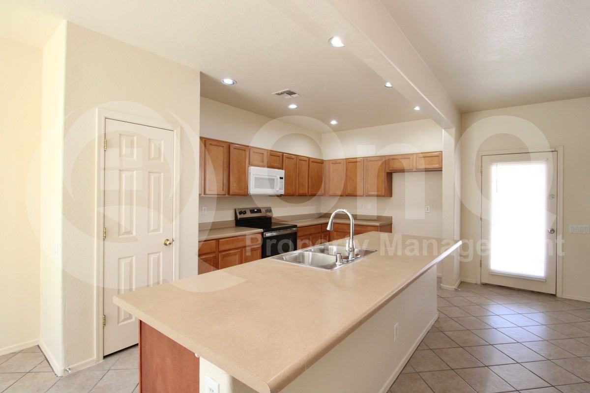 9120 W Hubbell St - Photo 5 of 30