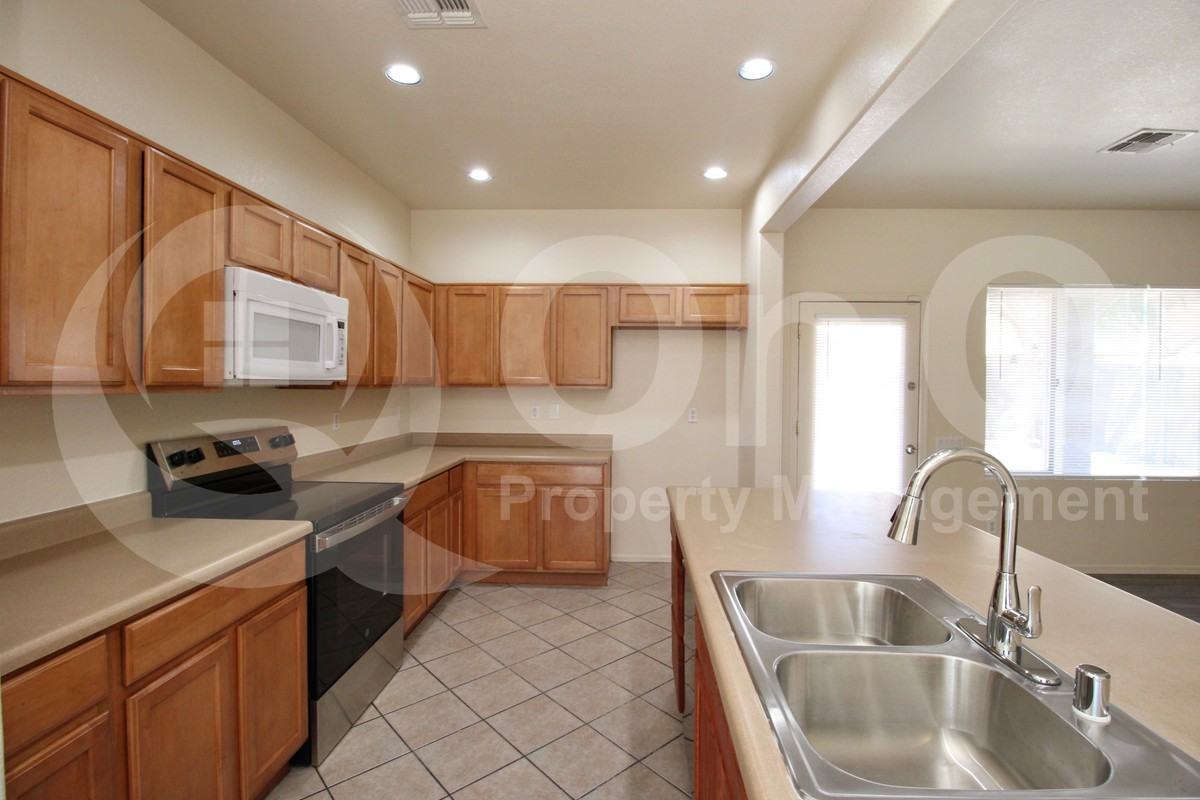 9120 W Hubbell St - Photo 6 of 30