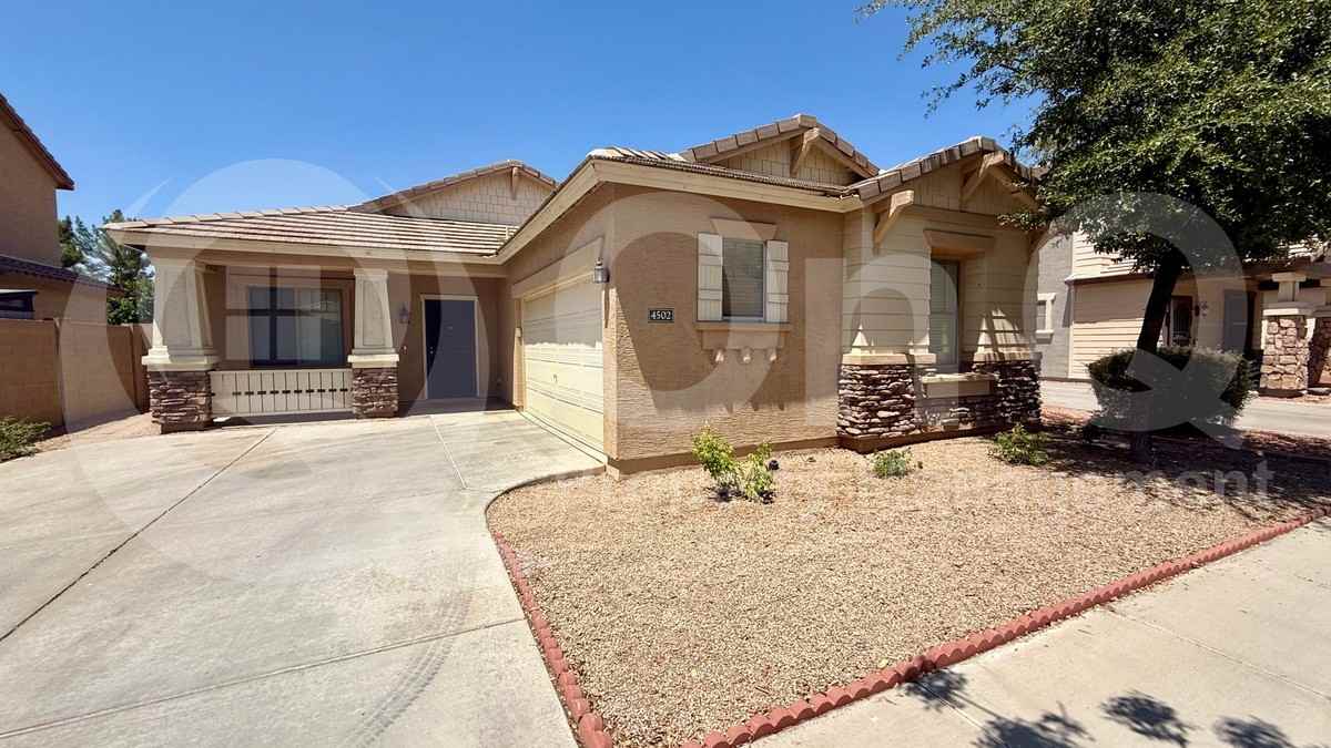 4502 E Oxford Ln - Photo 2 of 21