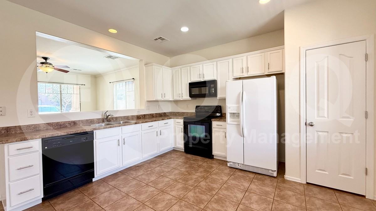 4502 E Oxford Ln - Photo 3 of 21