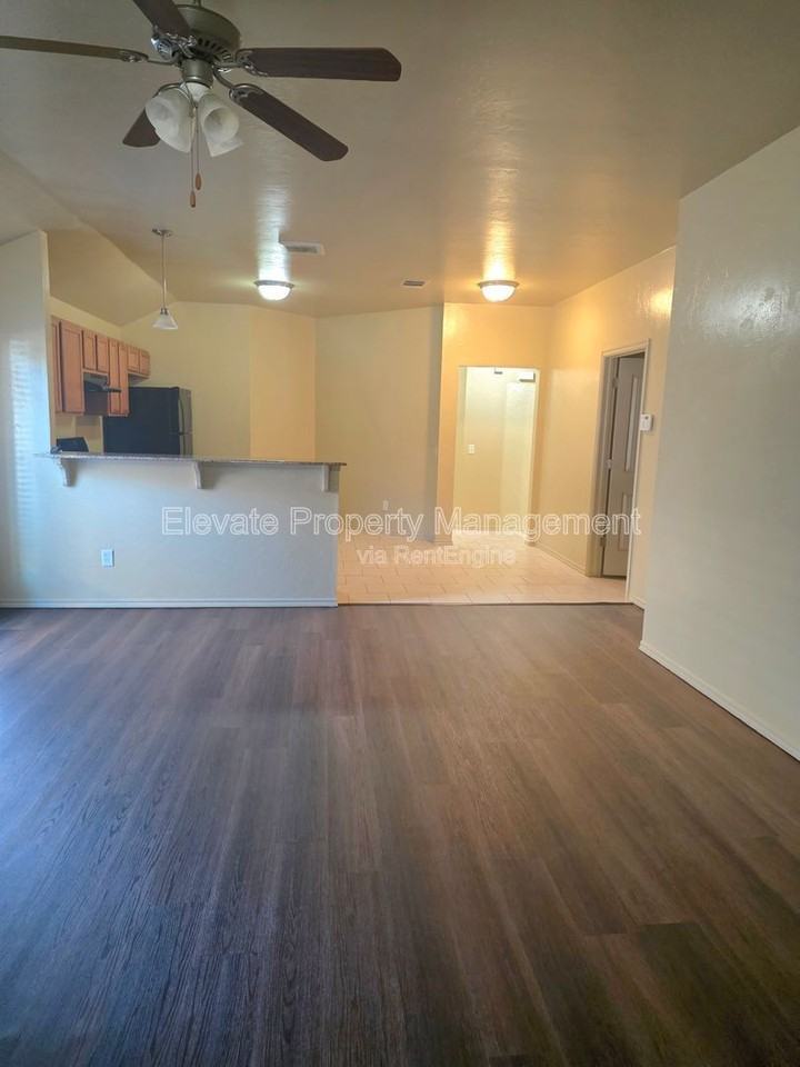 927 W Prairie Wind Way - Photo 2 of 12