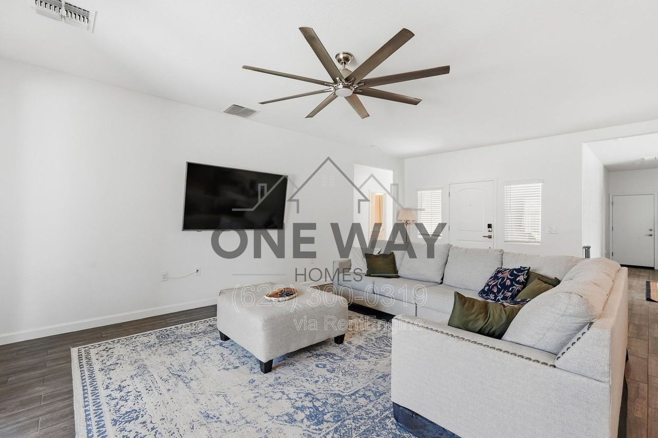30558 W Clarendon Ave - Photo 7 of 43
