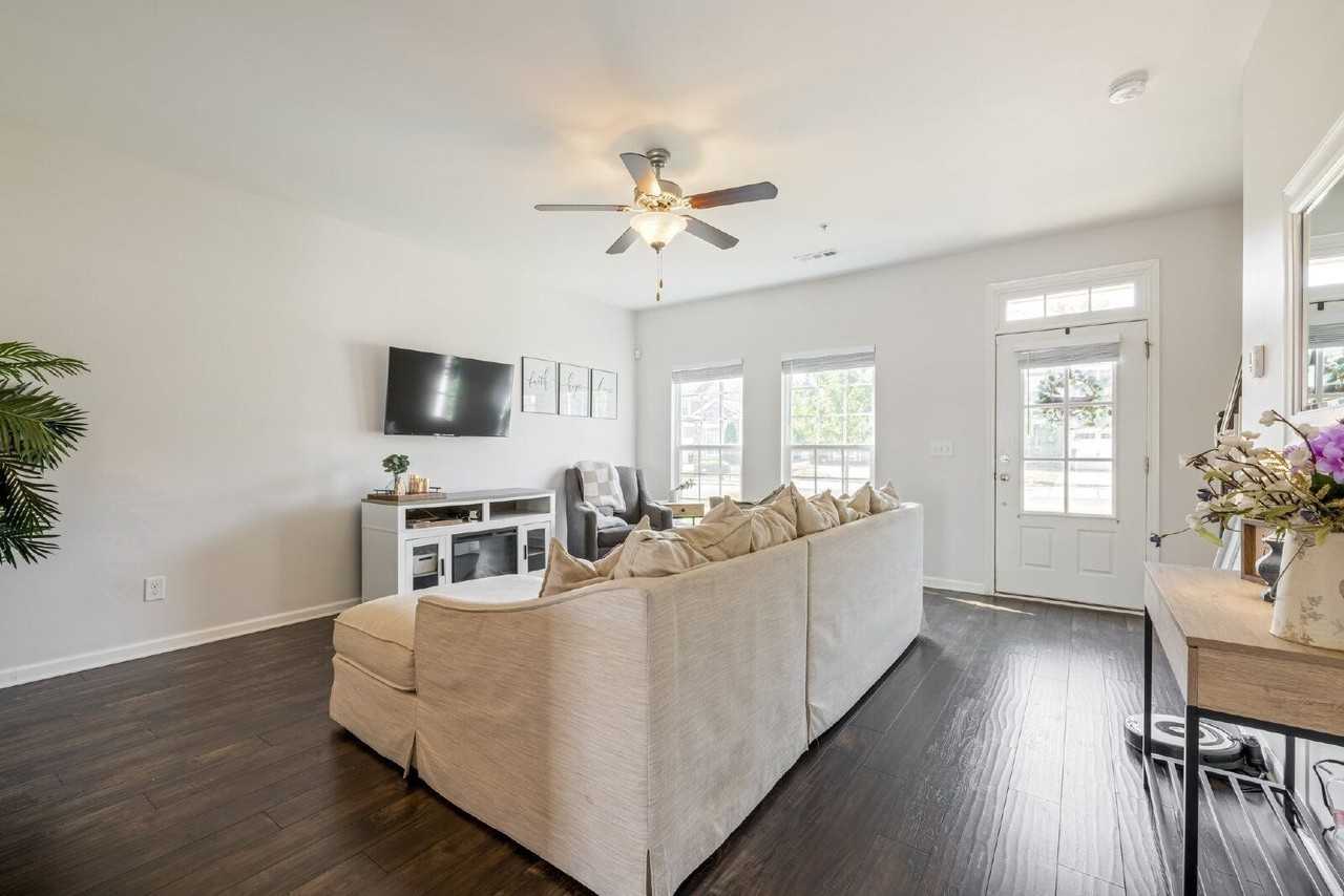 409 Oldbury Ln - Photo 6 of 37
