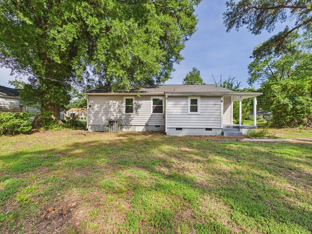 1124 Hollister Ave - Photo 4 of 11