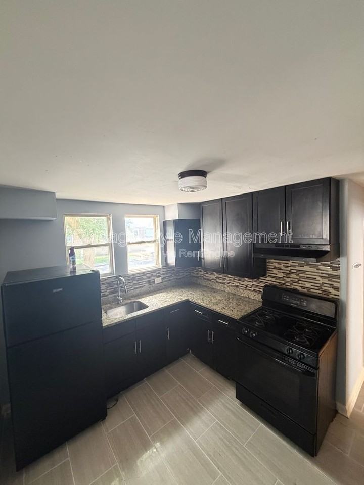 8756 S Exchange Ave #1F - Photo 5 of 7