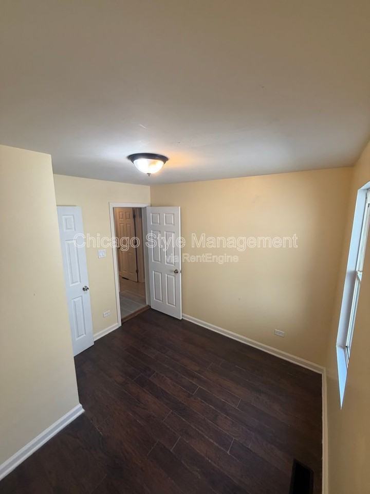 8756 S Exchange Ave #1F - Photo 2 of 7