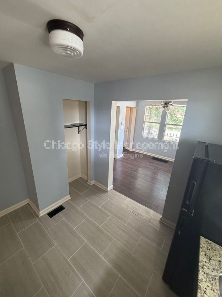 8756 S Exchange Ave #1F - Photo 4 of 7