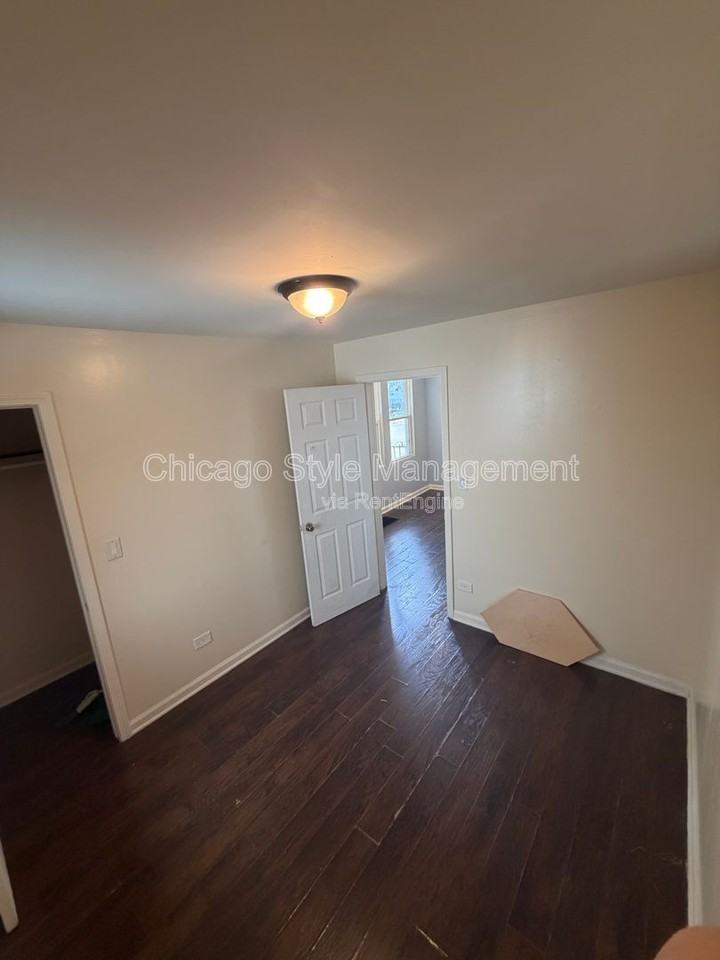 8756 S Exchange Ave #1F - Photo 6 of 7