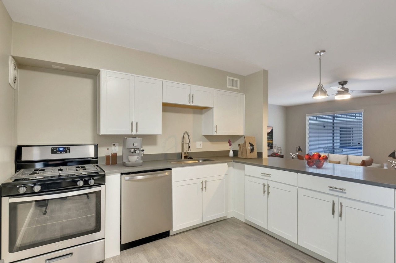 714 E 10th St #4 - Photo 5 of 34