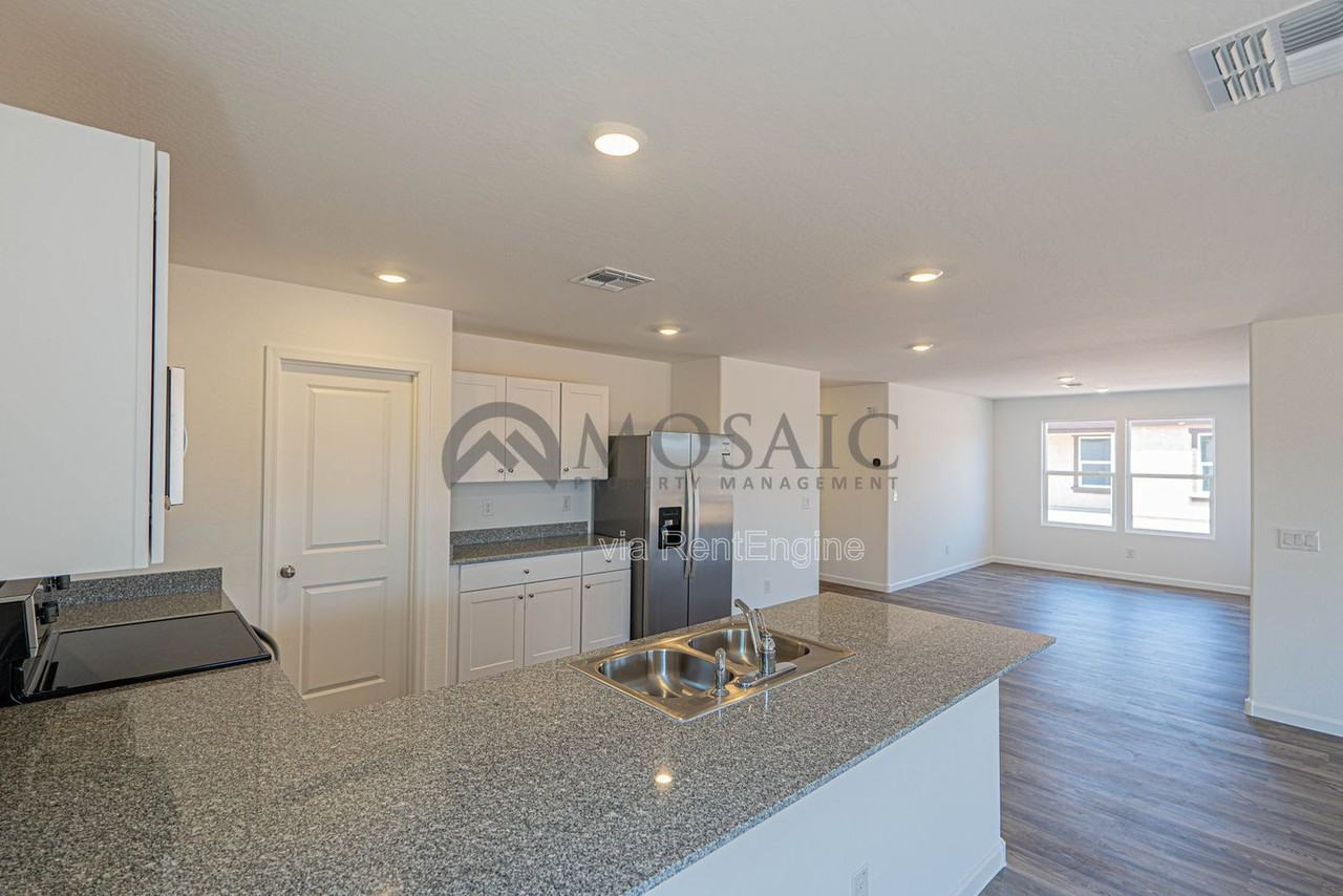 1445 E Jaycie Dr - Photo 3 of 20