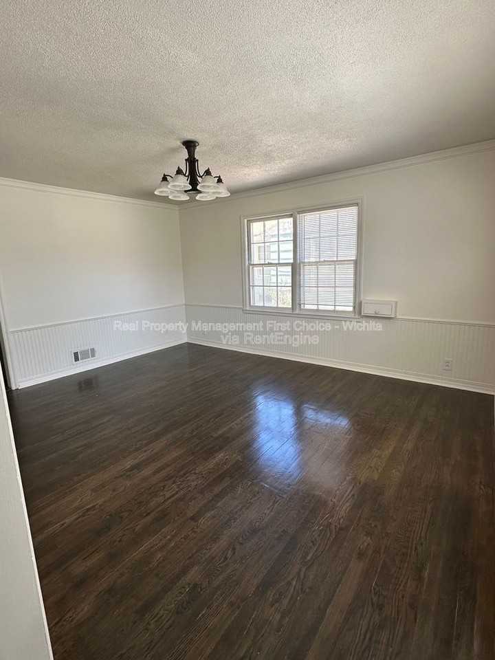333 N Oliver Ave - Photo 4 of 24
