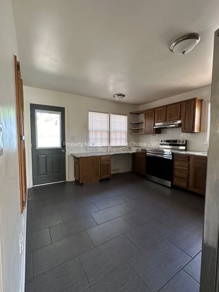 333 N Oliver Ave - Photo 5 of 24