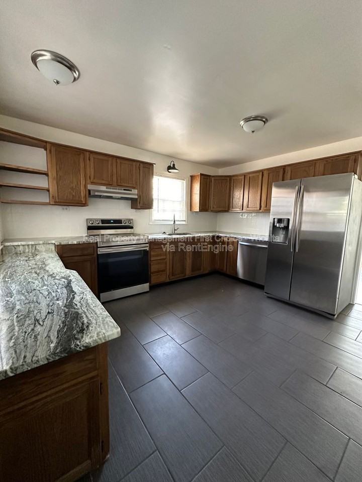 333 N Oliver Ave - Photo 6 of 24