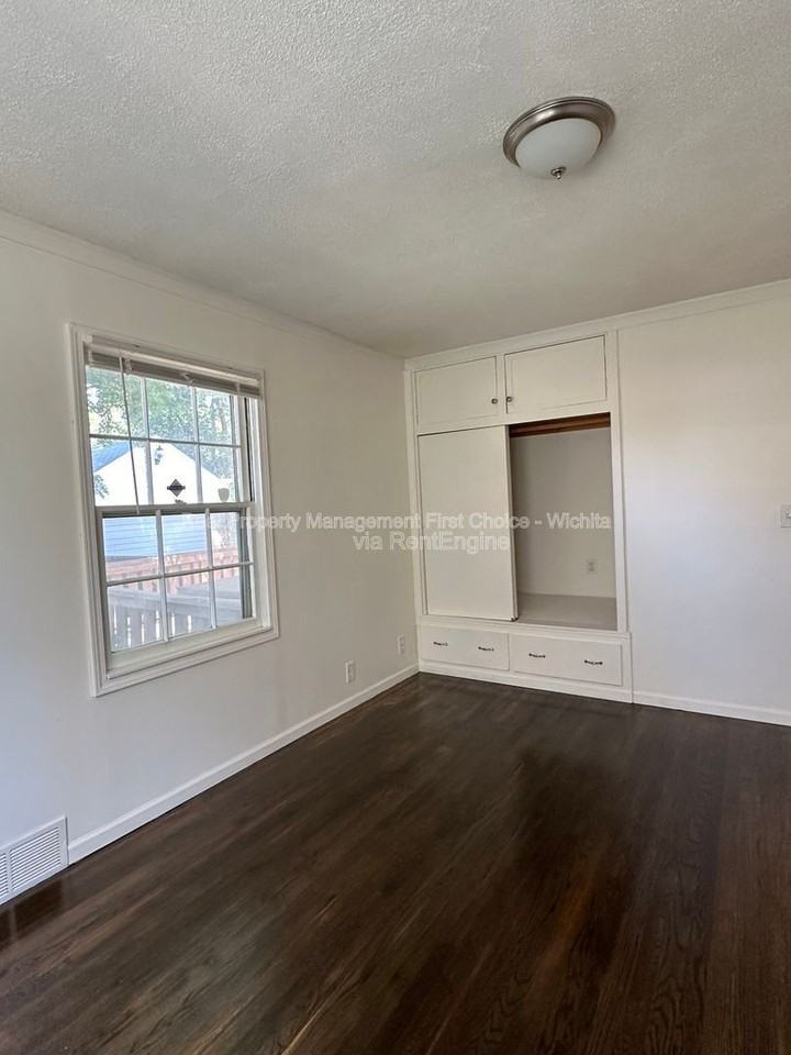 333 N Oliver Ave - Photo 7 of 24