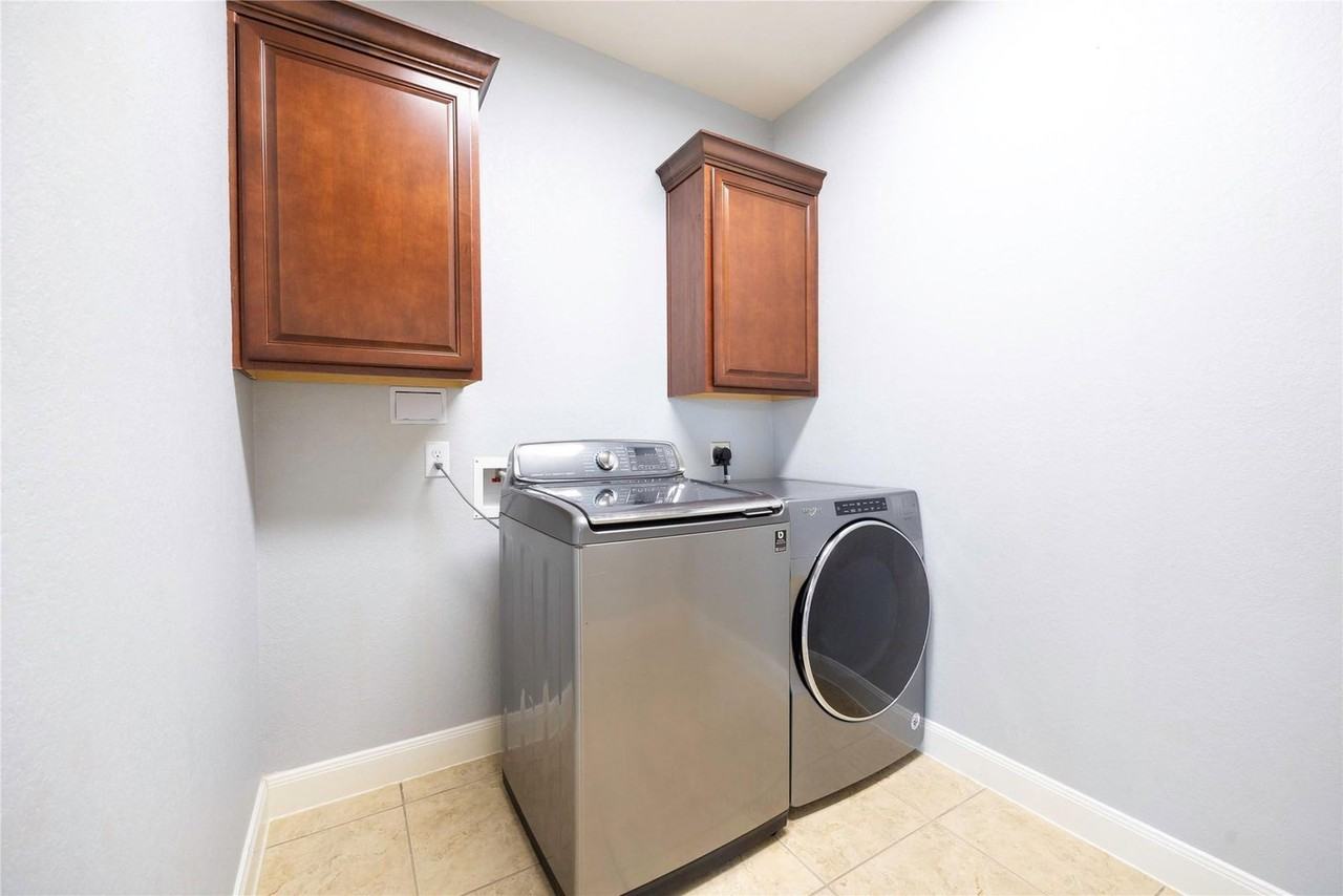 6743 Honeycrest Ln - Photo 4 of 20