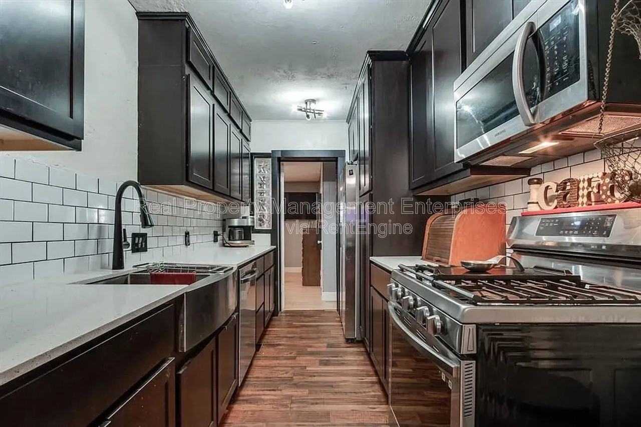 2342 Nw 11th St - Photo 3 of 7