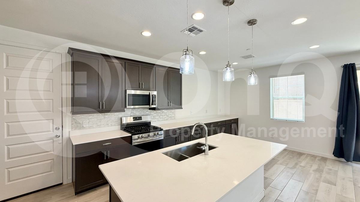 636 S Jacana Ln - Photo 7 of 35