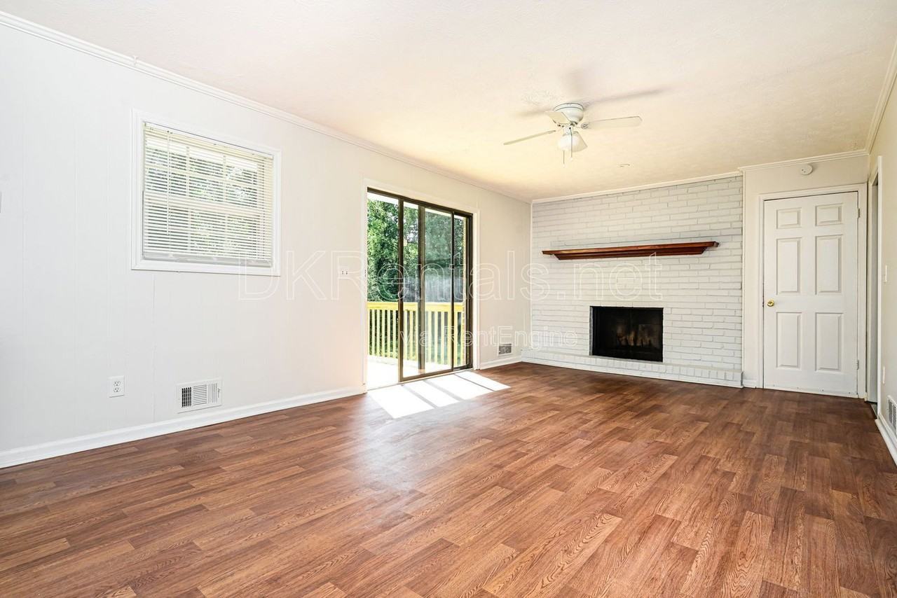 2807 Hickory Ln - Photo 2 of 15