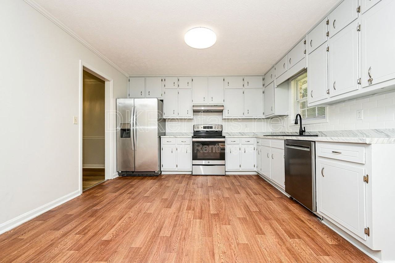 2807 Hickory Ln - Photo 4 of 15