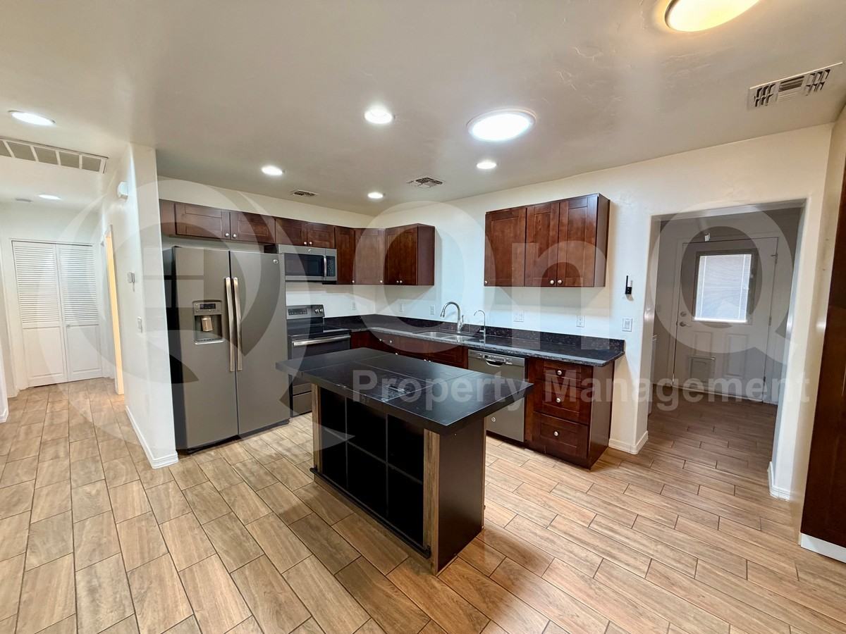 5001 E 4th St - Photo 5 of 12