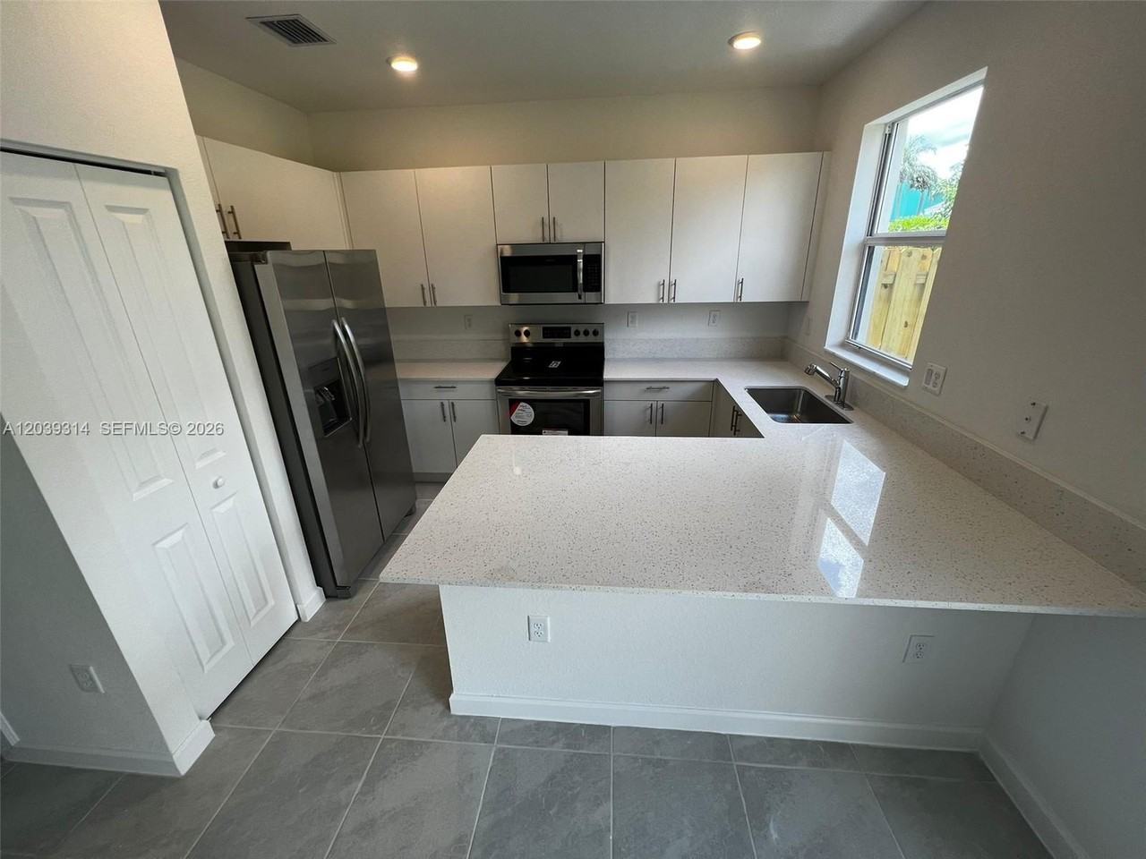 1180 Se 26th Ave - Photo 4 of 29