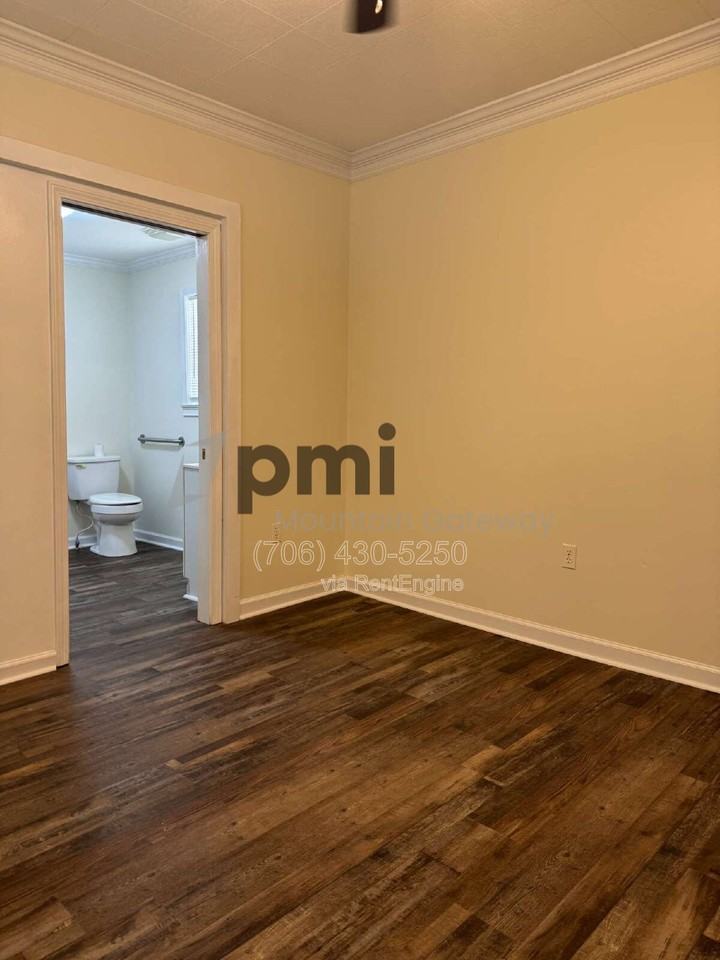319 Oak Ave #B - Photo 5 of 19