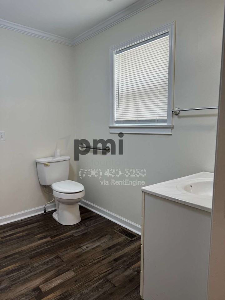 319 Oak Ave #B - Photo 7 of 19