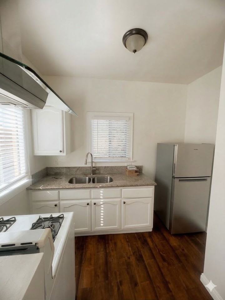 2723 San Marino St #12A - Photo 3 of 10