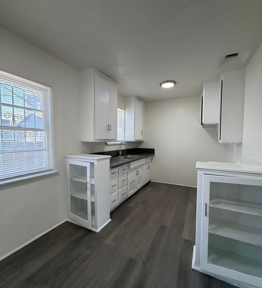 807 W 82nd St #A - Photo 2 of 4