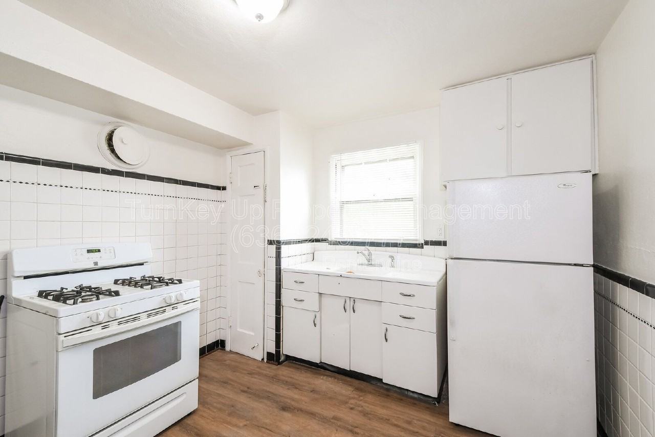 7150 Manette Dr - Photo 3 of 18