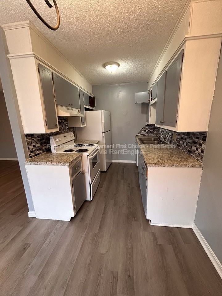 1010 S 19th St #4 - Photo 5 of 10
