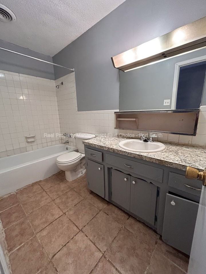 1010 S 19th St #4 - Photo 6 of 10