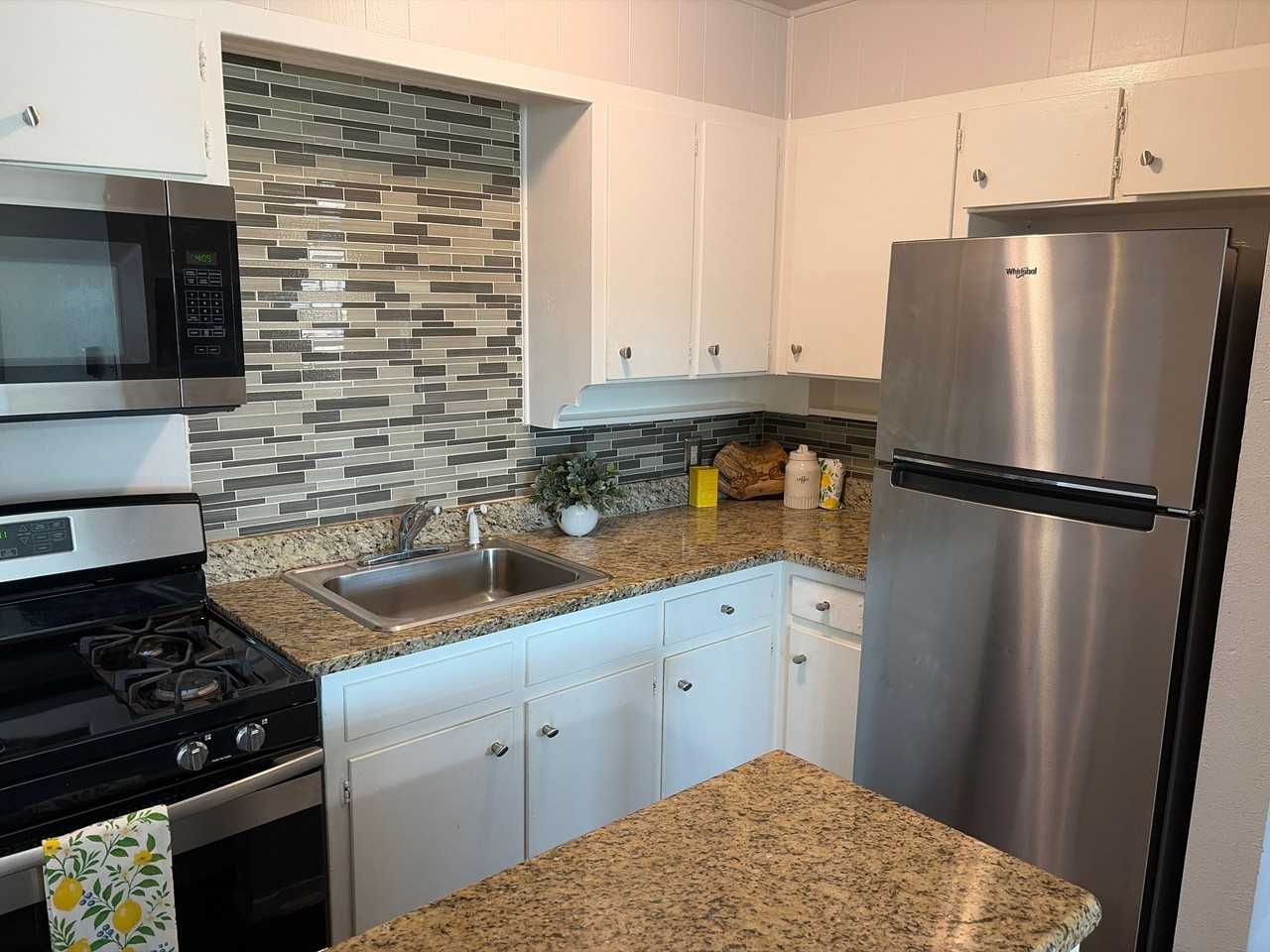 2505 Louise St - Photo 4 of 13
