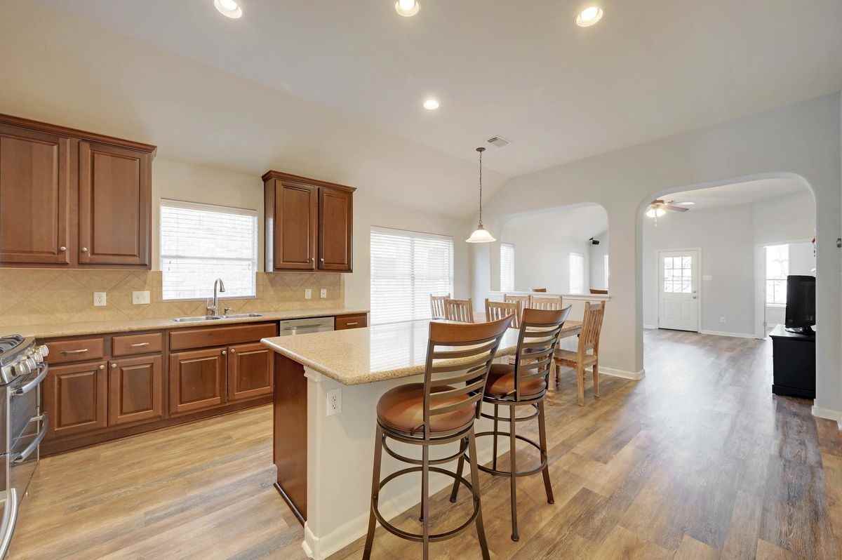 2605 Salorn Way - Photo 7 of 31