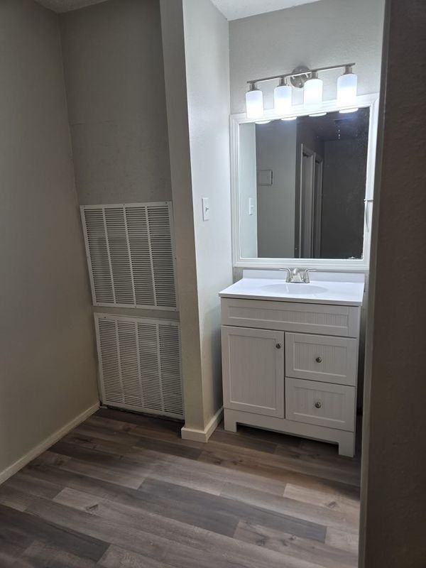 2620 Ektom Dr - Photo 2 of 4