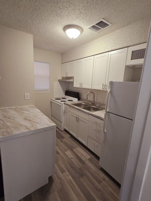 2620 Ektom Dr - Photo 3 of 4