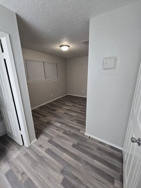 2620 Ektom Dr - Photo 4 of 4