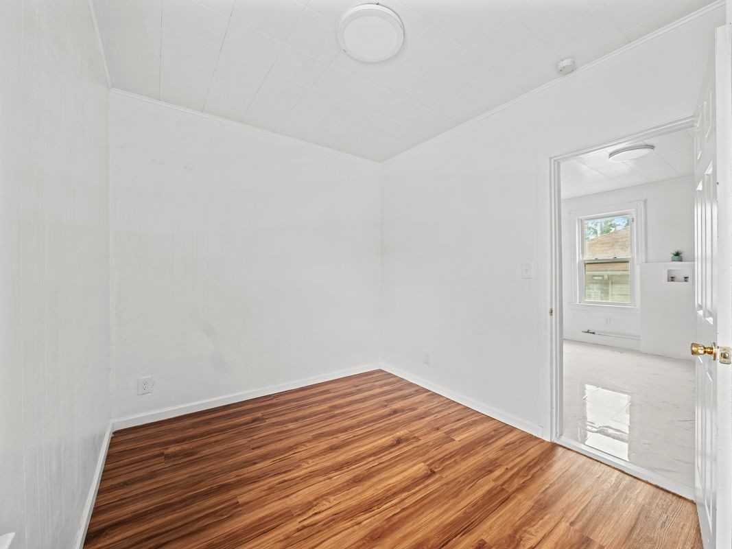 334 Redwood Ave - Photo 2 of 12