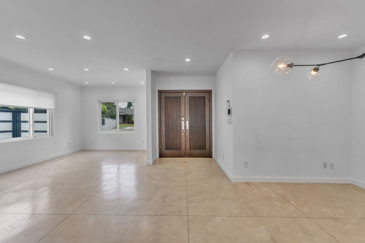 4925 Nagle Ave - Photo 4 of 50