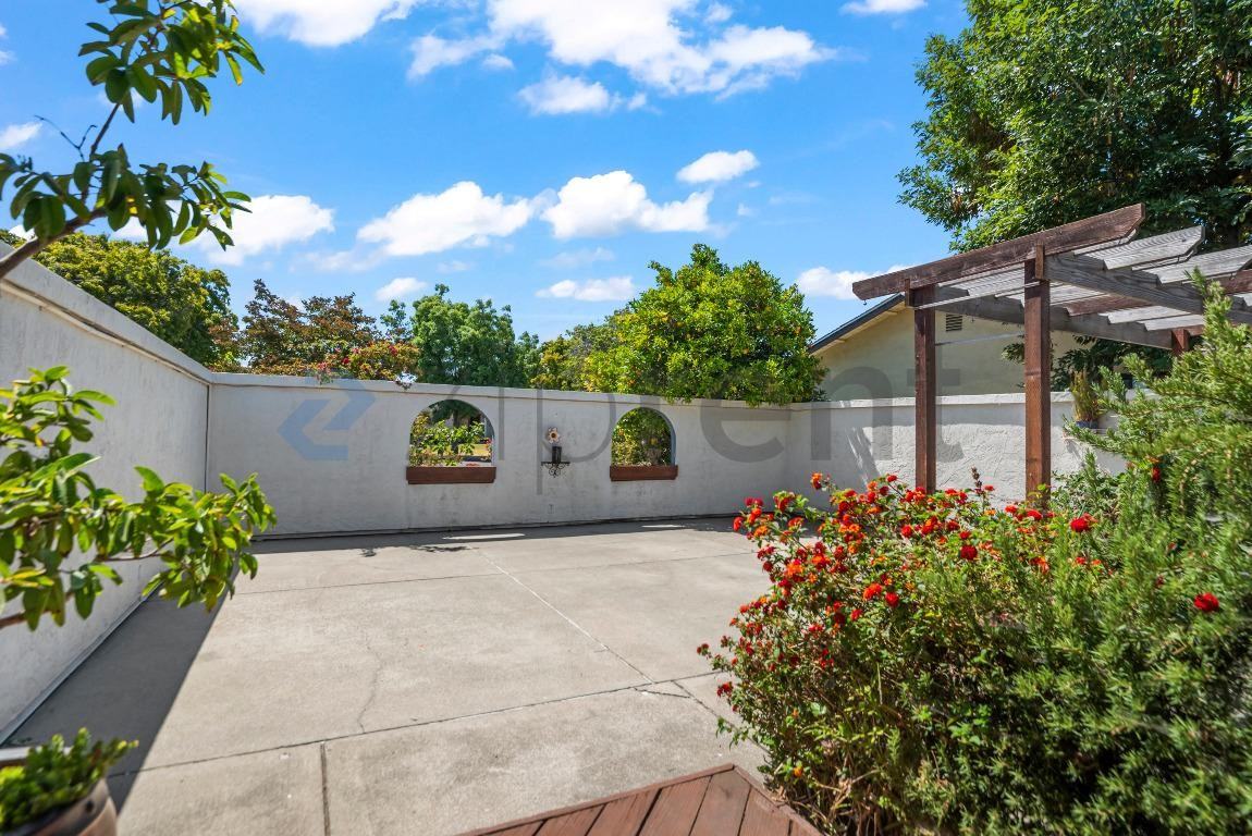 7525 Hazelnut Dr - Photo 4 of 34