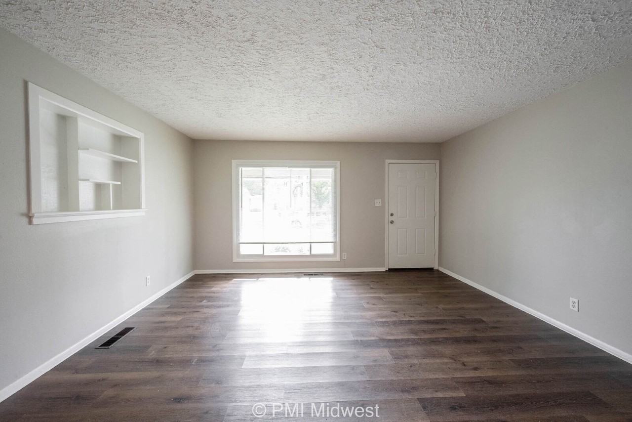 316 S Kenmore Rd - Photo 3 of 28