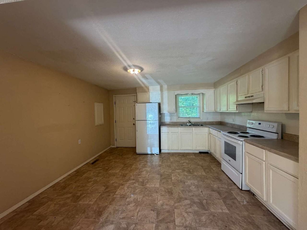 878 Evergreen St #11 - Photo 3 of 11