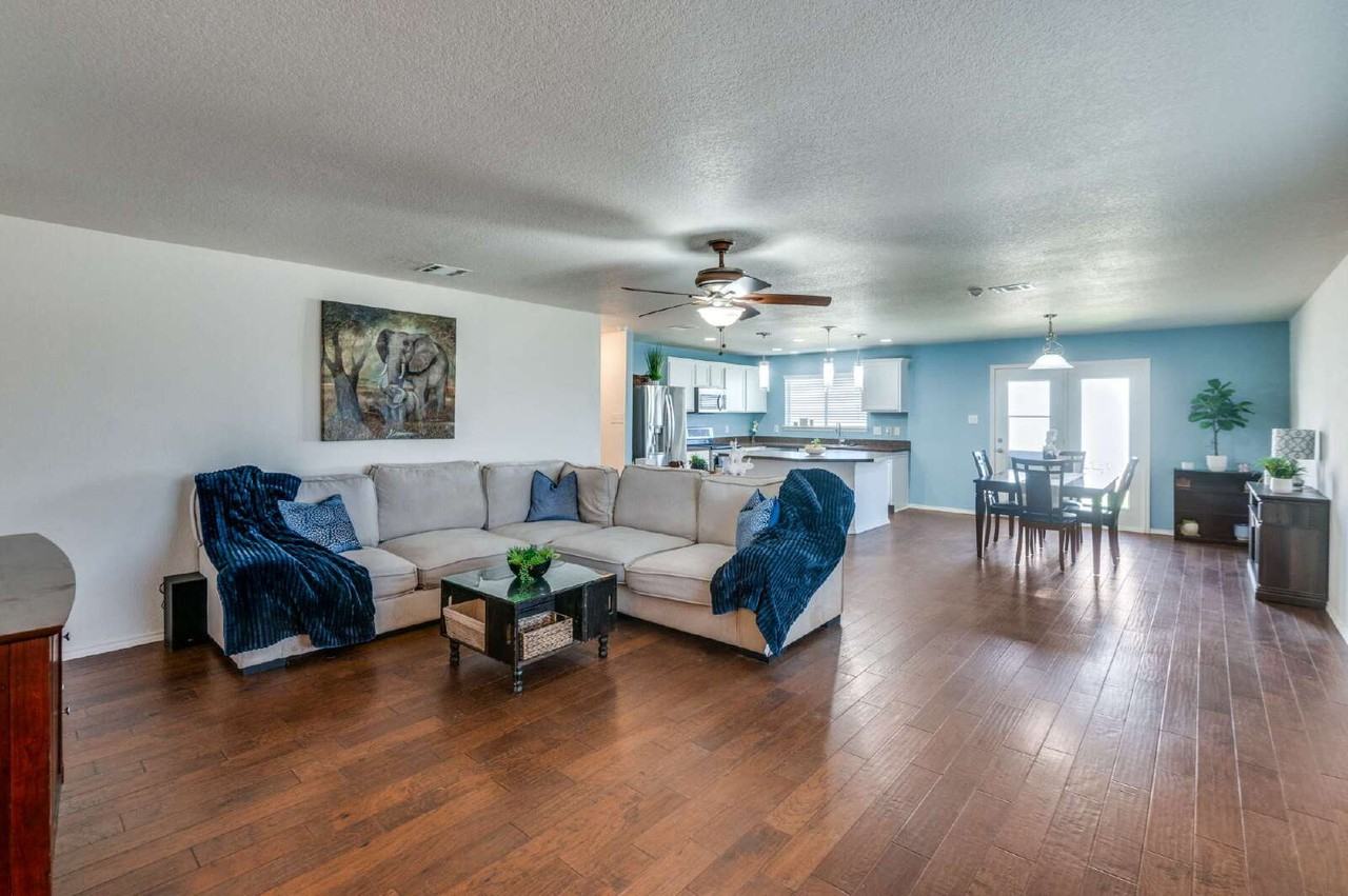 728 Falcon Rd - Photo 4 of 32