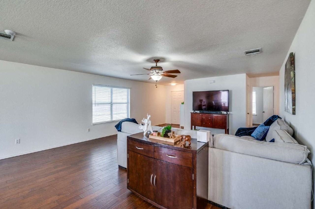 728 Falcon Rd - Photo 7 of 32